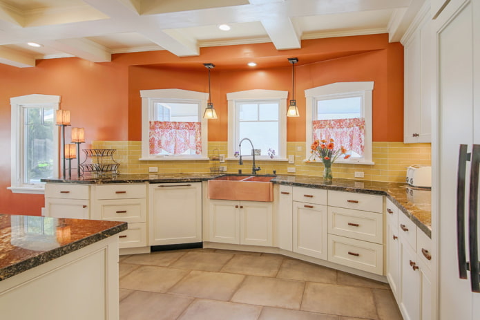 orange vægge i det indre af køkkenet