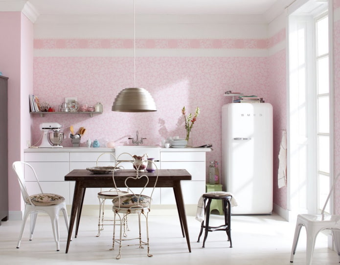 dinding berwarna merah jambu di bahagian dalam dapur