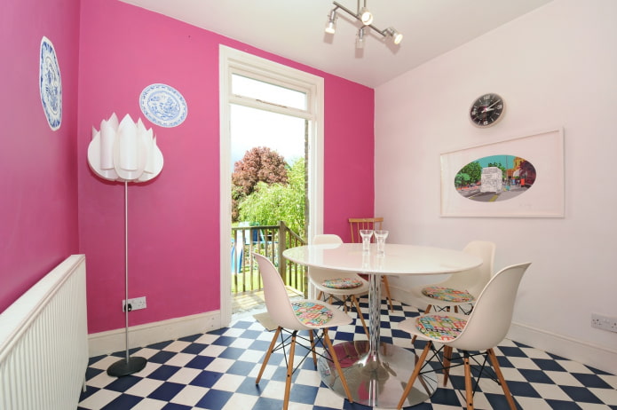 vaaleanpunaiset seinät keittiön sisätiloissa
