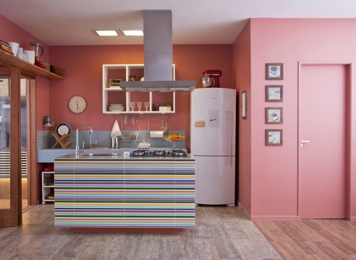 lyserøde vægge i det indre af køkkenet