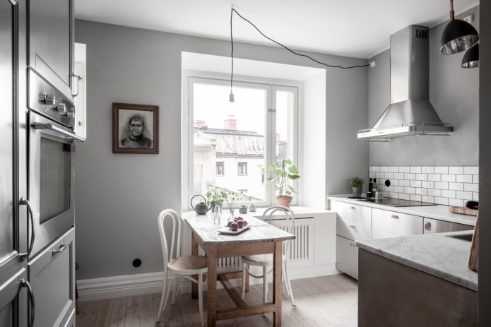 sivé steny v interiéri kuchyne
