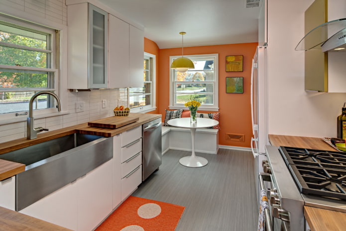 pareti arancioni all'interno della cucina