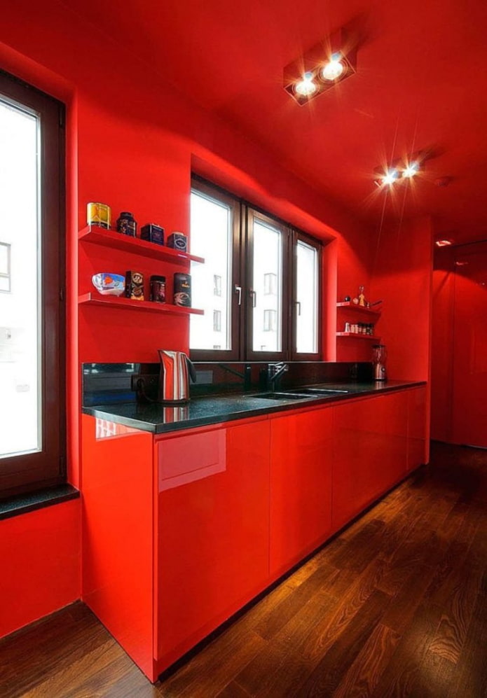 червени стени във вътрешността на кухнята