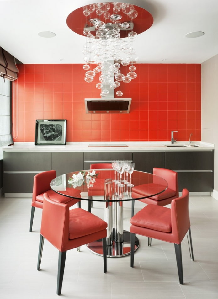 červené stěny v interiéru kuchyně
