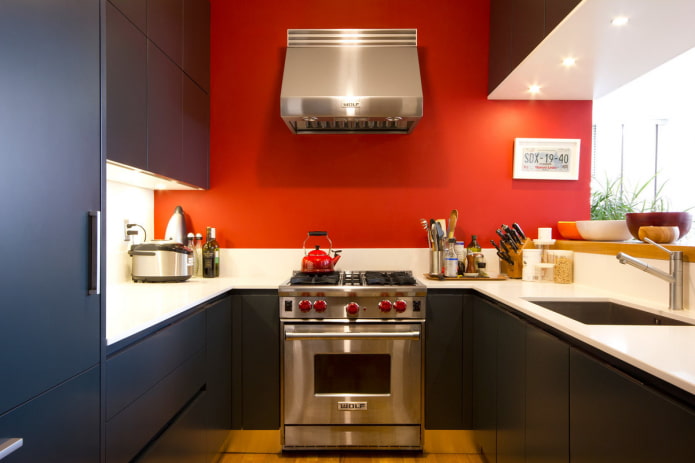 murs rouges à l'intérieur de la cuisine