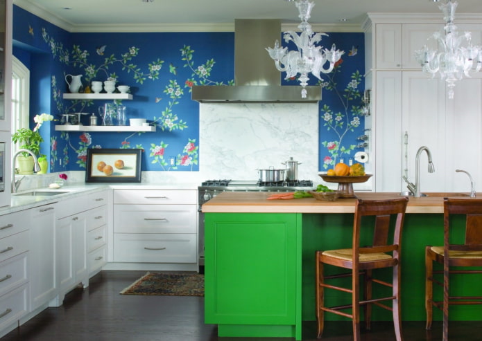 blå vægge i det indre af køkkenet