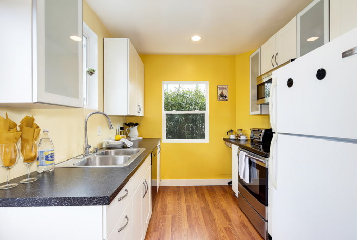 žluté stěny v interiéru kuchyně