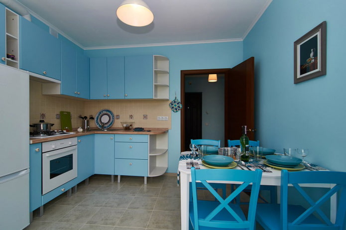 blauwe muren in het interieur van de keuken