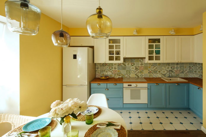 gule vægge i det indre af køkkenet