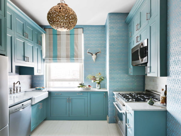 blauwe muren in het interieur van de keuken