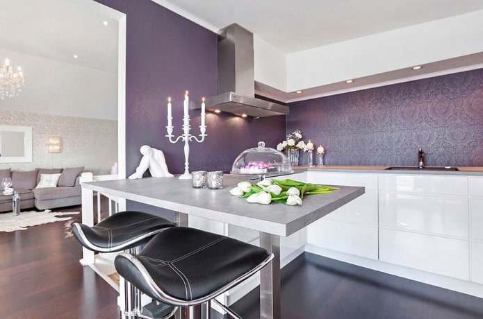 violetit seinät keittiön sisätiloissa