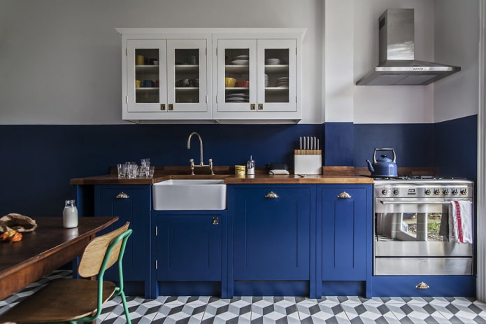 pareti blu e bianche all'interno della cucina