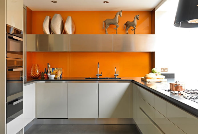 oranžas sienas virtuves interjerā
