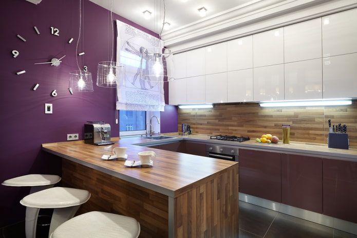 violetas sienas virtuves interjerā