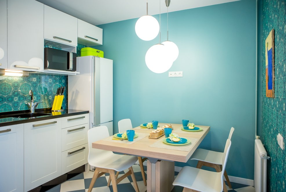 virtuve ar krāsotu sienu