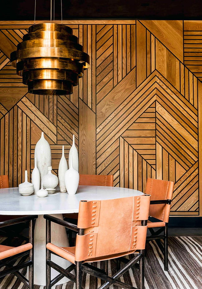 salle à manger avec décor de grain de bois