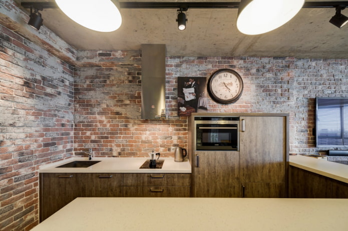 Muro di mattoni in cucina