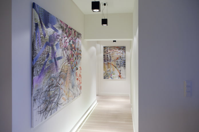 koridora interjerā abstraktas gleznas