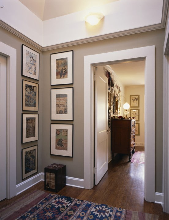 malerier i hjørnet i gangen
