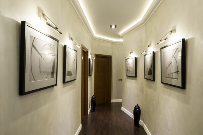 quadri retroilluminati all'interno del corridoio