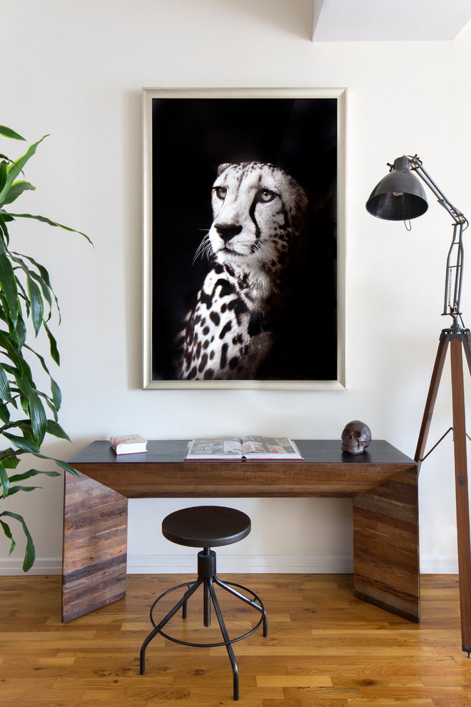اللوحة مع صورة الفهد في الداخل