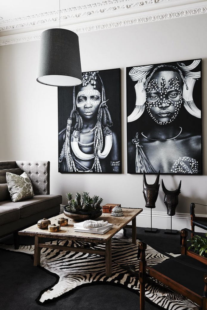 čiernobiele obrazy na stene v obývacej izbe