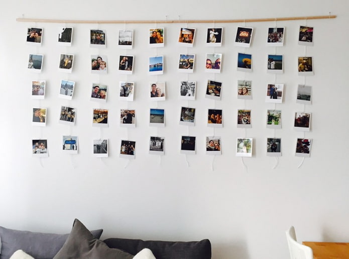 תמונות של פולארויד על הקיר בפנים