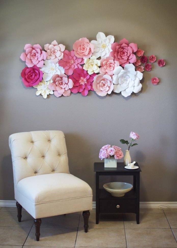 papírové květiny na zeď v interiéru