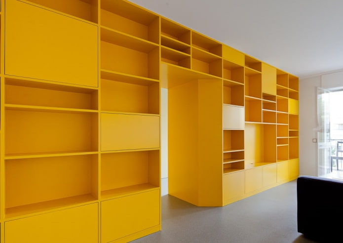 gul garderobe i form af en skillevæg i interiøret