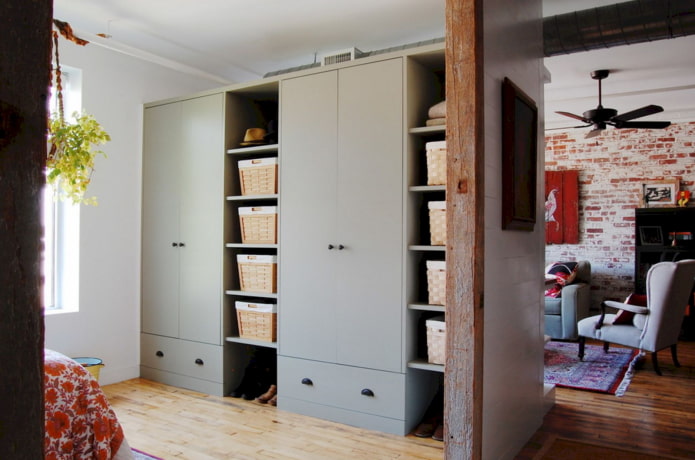 tủ quần áo ở dạng vách ngăn trong nội thất kiểu gác xép
