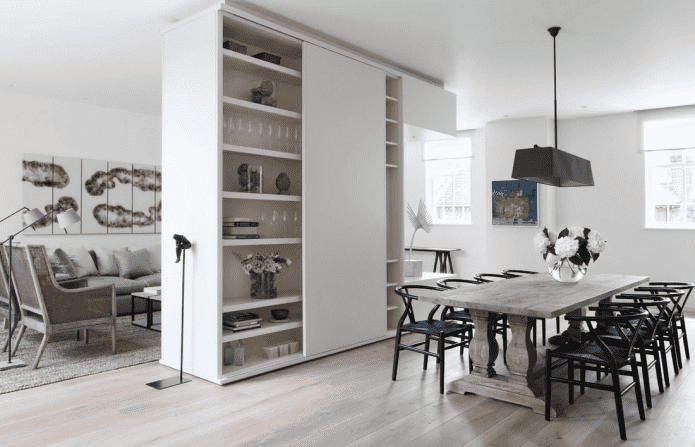 skříň ve formě přepážky v interiéru kuchyně-obývací pokoj