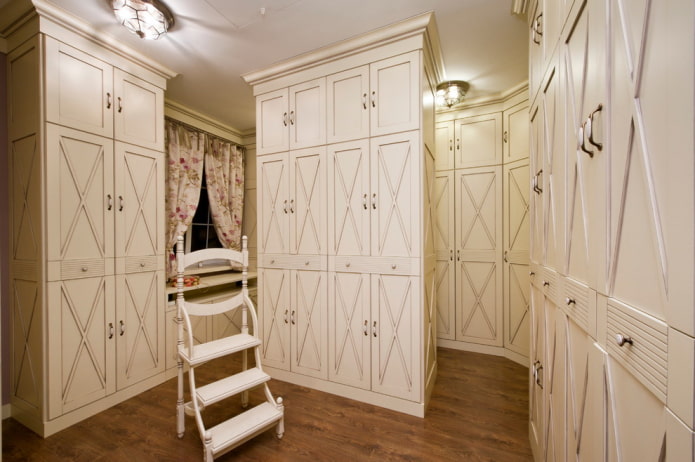 armoire en forme de cloison à l'intérieur dans le style provençal