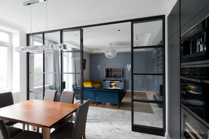 sklenená priečka v interiéri kuchyne-obývacej izby