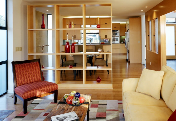 skříň-příčka v interiéru kuchyně-obývací pokoj