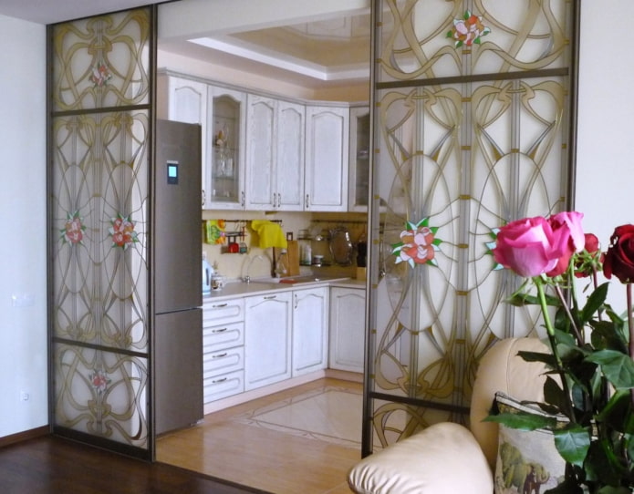 vitrážová priečka v interiéri kuchyne-obývacej izby