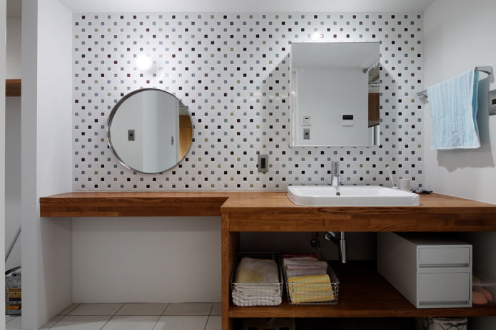 divi spoguļi pie sienas vannas istabas interjerā