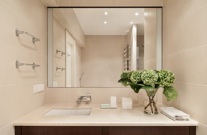 taisnstūrveida spogulis vannas istabas interjerā