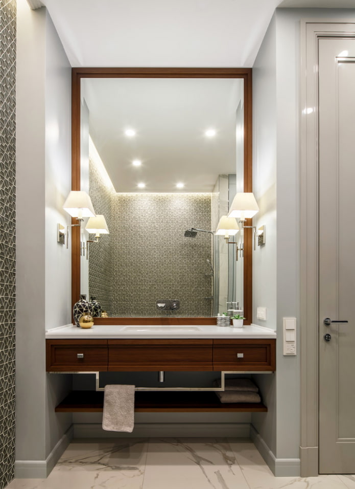 specchio con applique all'interno del bagno