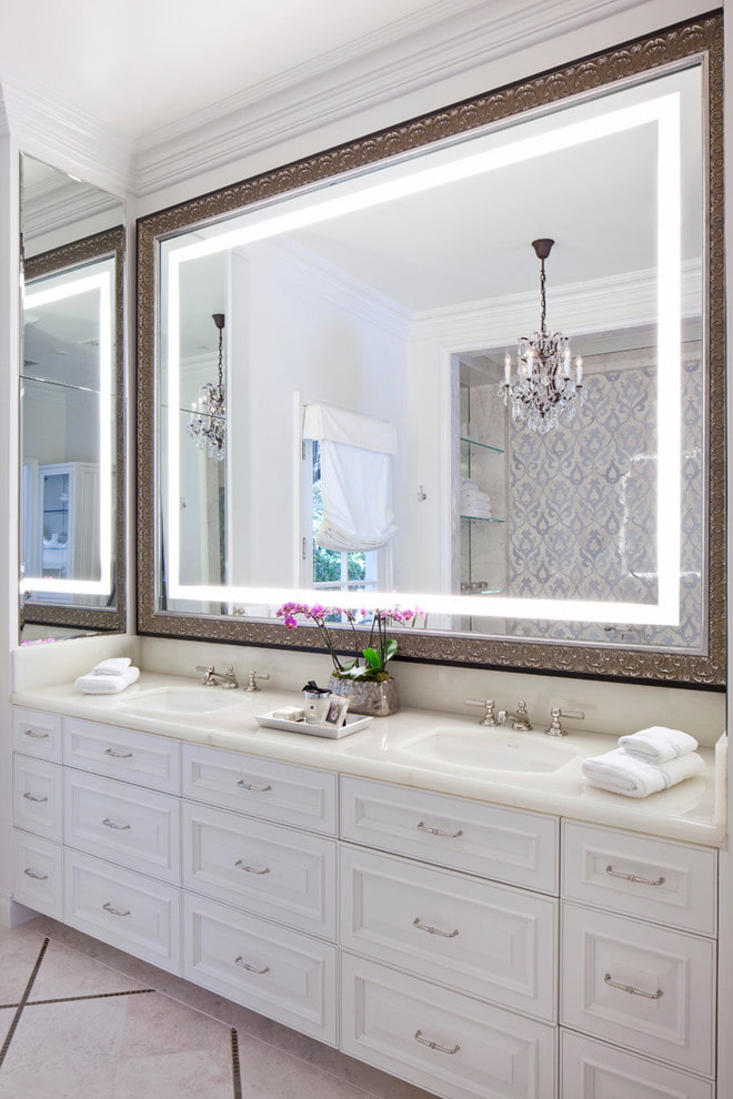 spogulis ar iekšējo apgaismojumu vannas istabas interjerā