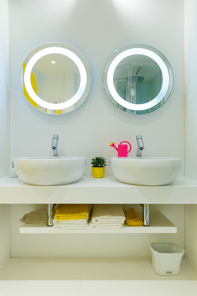spoguļi ar iekšējo apgaismojumu vannas istabas interjerā