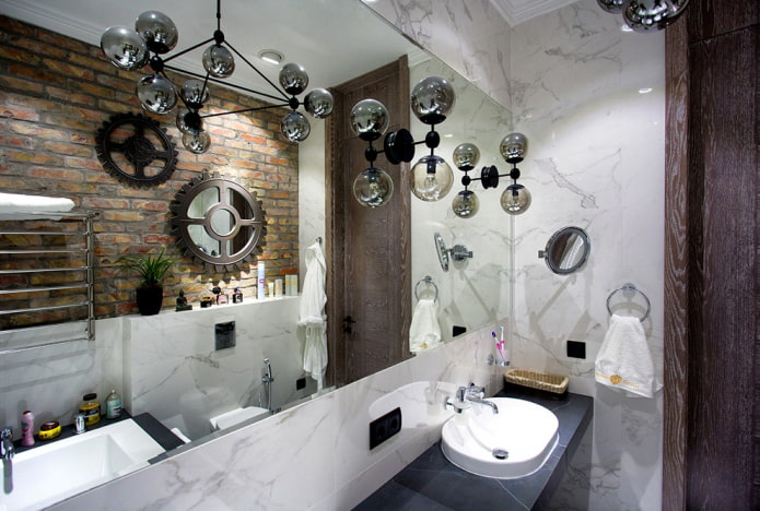 огледало в интериора на банята в стил таванско помещение