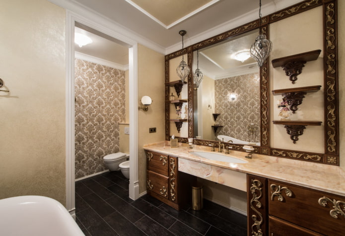spogulis vannas istabas interjerā klasiskā stilā