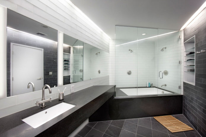 cermin di bahagian dalam bilik mandi dengan gaya minimalis