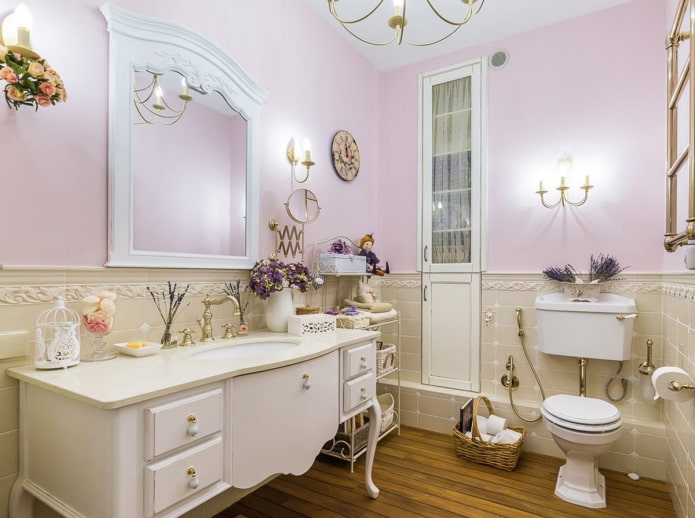 cermin di bahagian dalam bilik mandi dengan gaya Provence