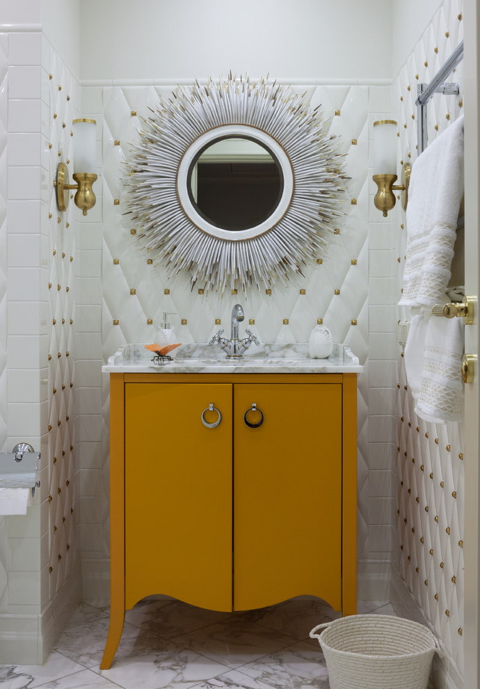 spejl i en hvid ramme i det indre af badeværelset