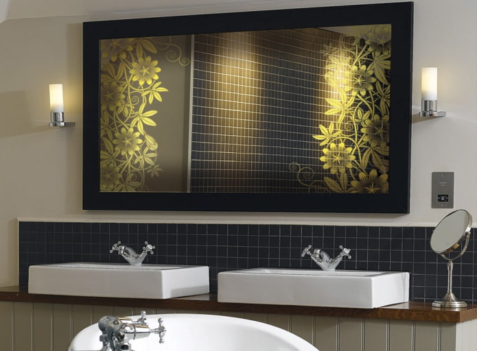 spiegel met fotoprint in het interieur van de badkamer