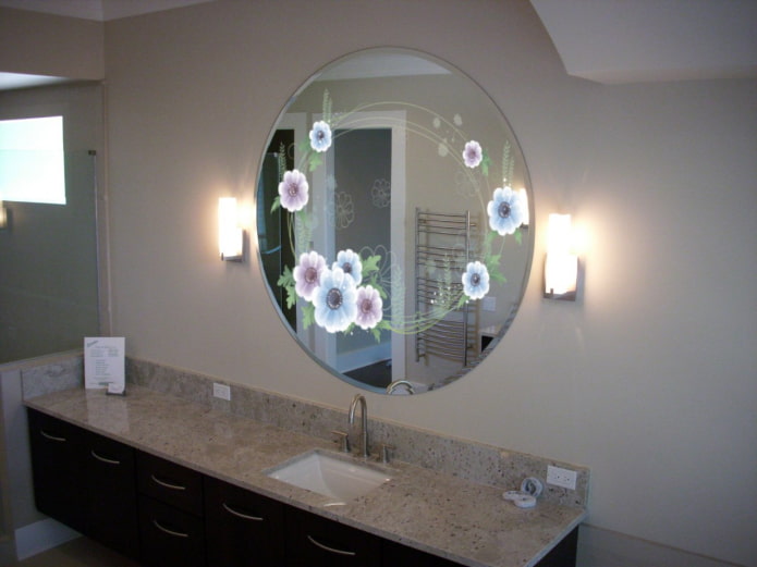 zrkadlo s potlačou fotografií v interiéri kúpeľne