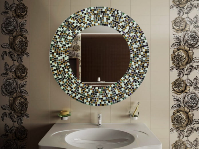 zrkadlo s mozaikou v interiéri kúpeľne