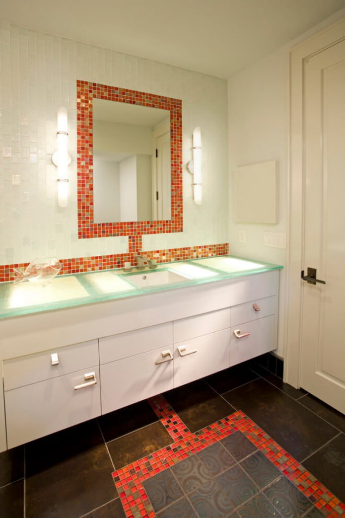 specchio con mosaico all'interno del bagno