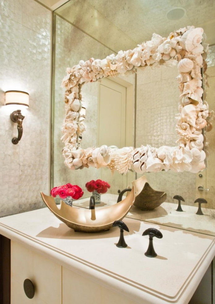 specchio con conchiglie all'interno del bagno